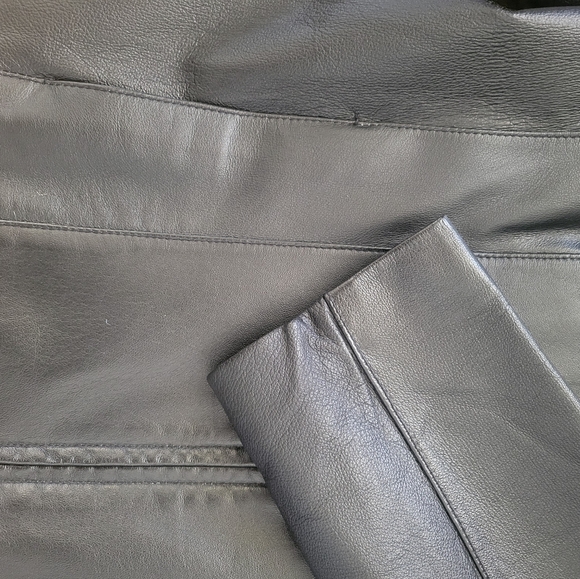 Women's hip lenght straight zip front leather jacket - Picture 2 of 5